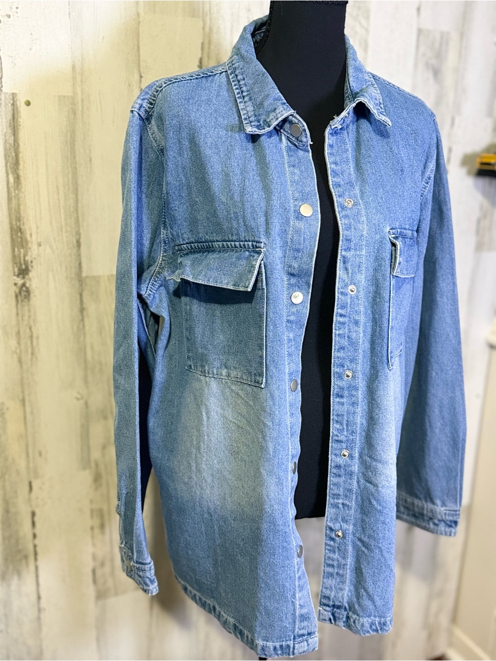NWT Luvamia Blue Denim Button Down Long Sleeve Shirt Jacket Shacket Size XL - Picture 5 of 9